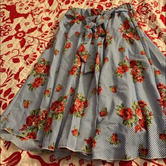Flowery skirt size large - Picture 1 of 1